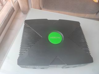 Xbox clásica negra con mando