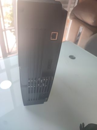 Xbox clásica negra con mando
