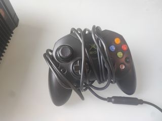 Xbox clásica negra con mando