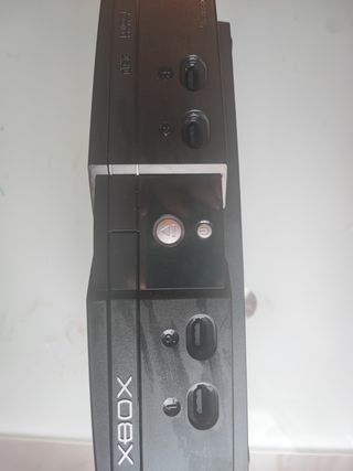 Xbox clásica negra con mando