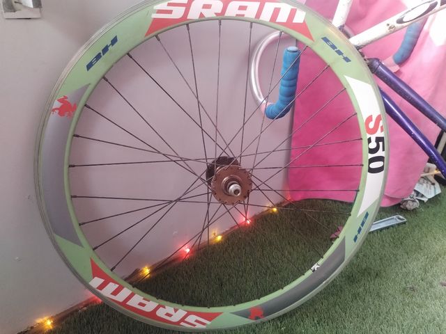 Rueda bici 700c con pegatina SRAM S50 BH