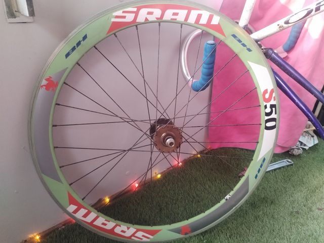 Rueda bici 700c con pegatina SRAM S50 BH