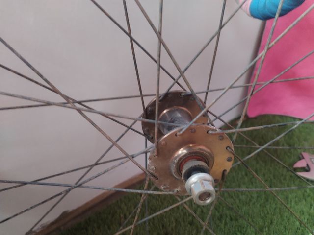 Rueda bici 700c con pegatina SRAM S50 BH