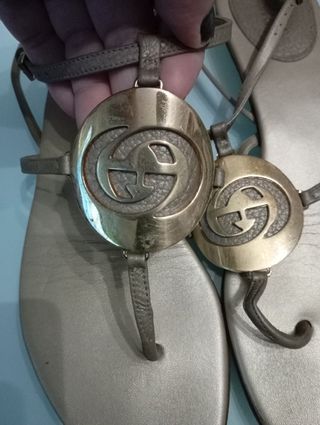 Sandalias Gucci doradas