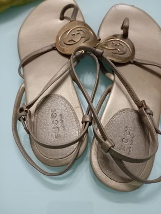 Sandalias Gucci doradas
