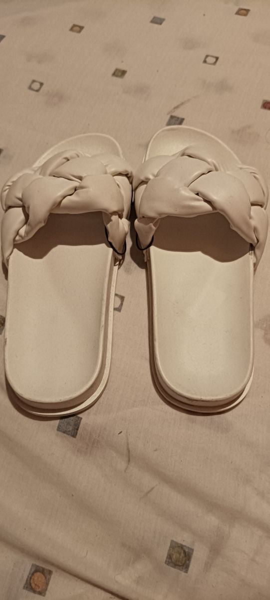 Chanclas blancas trenzadas