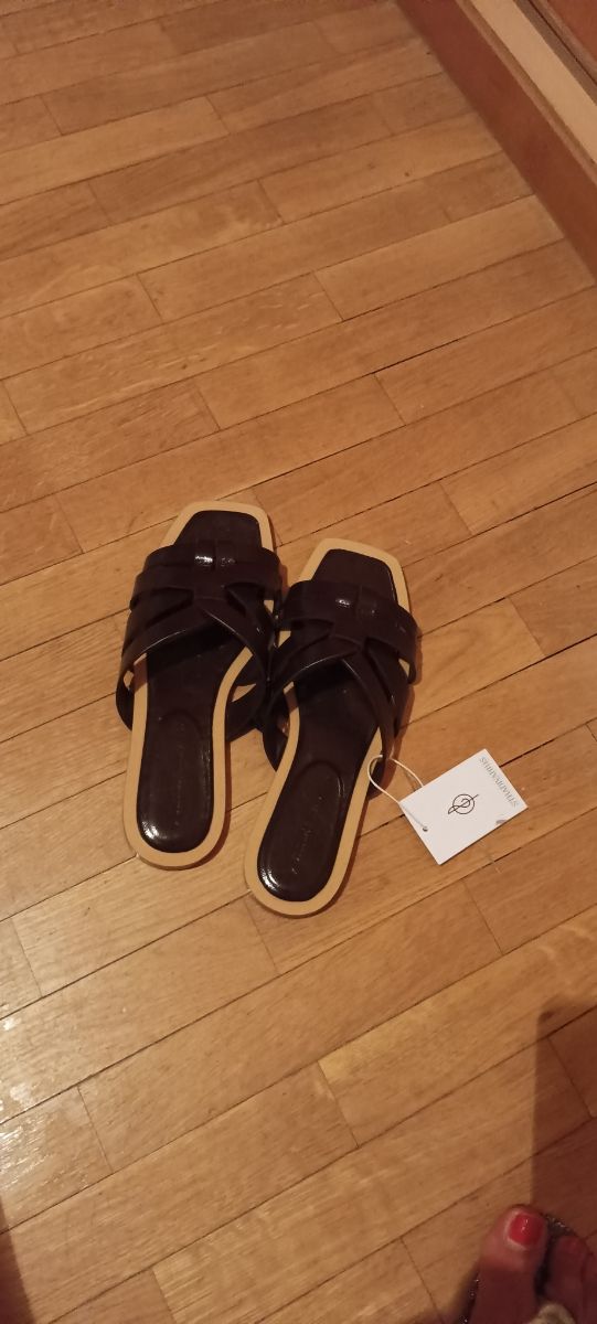 Sandalias planas Stradivarius marrones 