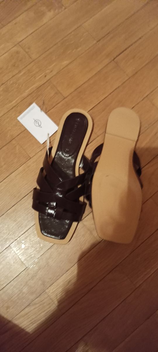 Sandalias planas Stradivarius marrones 