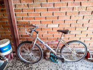 Dos bicicletas más artículos de gimnasio 