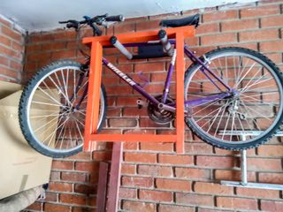 Dos bicicletas más artículos de gimnasio 