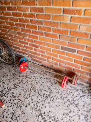 Dos bicicletas más artículos de gimnasio 