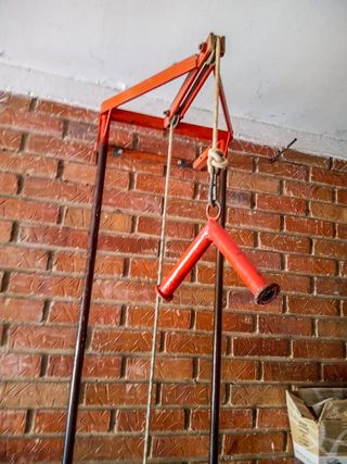 Dos bicicletas más artículos de gimnasio 