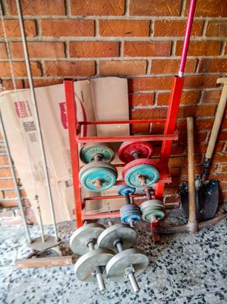 Dos bicicletas más artículos de gimnasio 