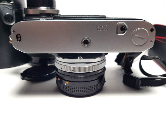 Canon AE-1 + Objetivo 50mm/1:1,8 SC + extras