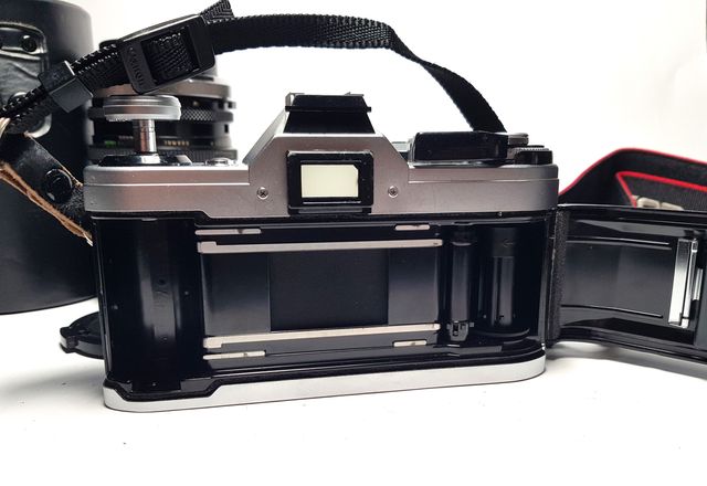 Canon AE-1 + Objetivo 50mm/1:1,8 SC + extras