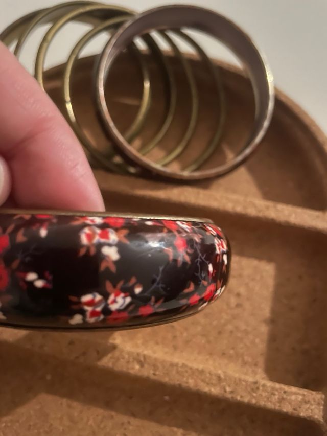 Pulseras doradas y negras