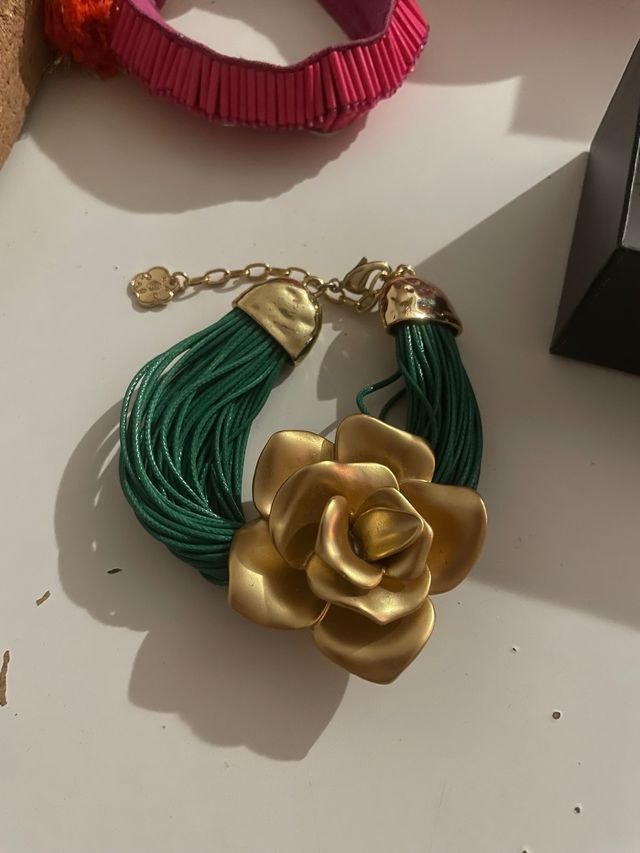Pulsera dorada con flor verde