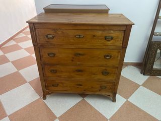 Cómoda antigua de madera y espejo de mas 100 años 