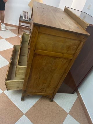 Cómoda antigua de madera y espejo de mas 100 años 