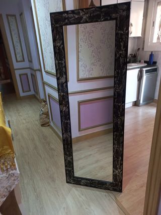 Espejo grande negro con dibujo plateado .