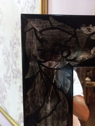 Espejo grande negro con dibujo plateado .