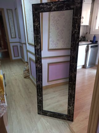 Espejo grande negro con dibujo plateado .