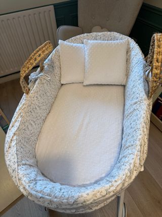Moises, minicuna mimbre con soporte de madera 