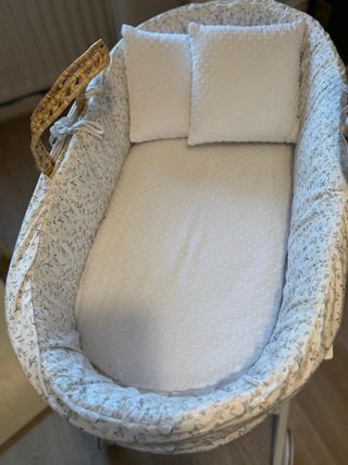 Moises, minicuna mimbre con soporte de madera 