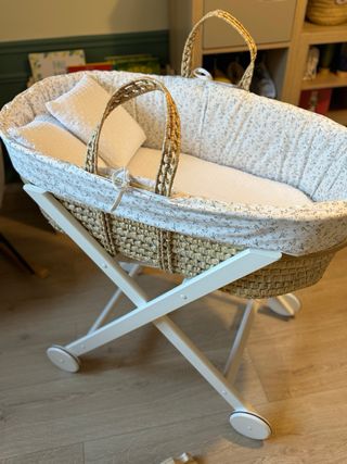 Moises, minicuna mimbre con soporte de madera 