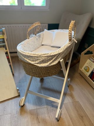 Moises, minicuna mimbre con soporte de madera 