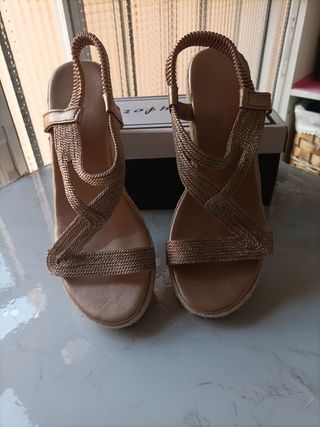 Preciosos zapatos cuña dorados verano