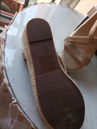 Preciosos zapatos cuña dorados verano