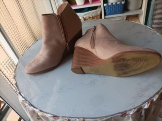 Botines cuña beige-rosa palo tacto melocotón.
