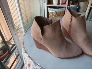 Botines cuña beige-rosa palo tacto melocotón.
