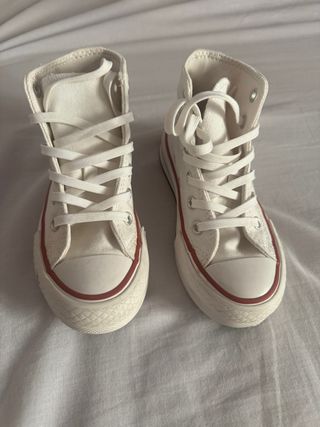 Converse blancas altas
niña # 27 