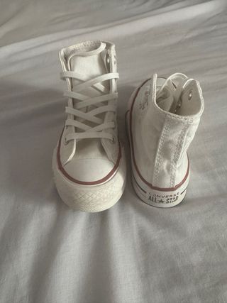 Converse blancas altas
niña # 27 