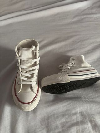 Converse blancas altas
niña # 27 