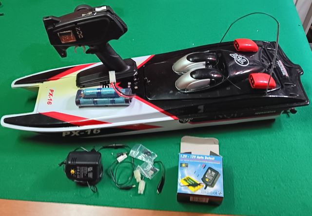 Lancha RC PX-16: ¡A toda velocidad!