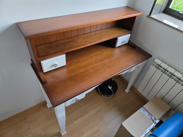 Escritorio clásico de madera