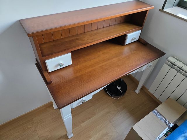 Escritorio clásico de madera