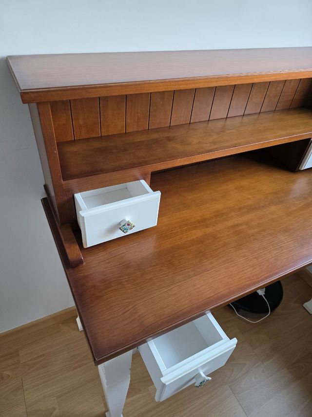 Escritorio clásico de madera