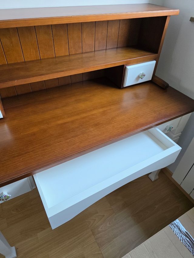 Escritorio clásico de madera