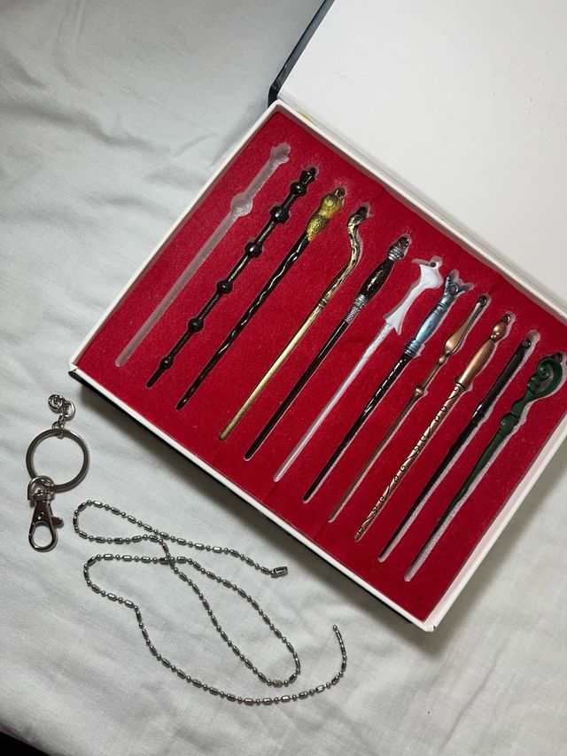 Pack Varitas Harry Potter + llavero y colgante.