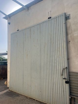 Bajada de precio .
Puerta metálica .