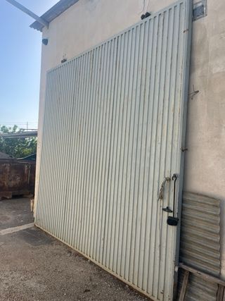 Bajada de precio .
Puerta metálica .
