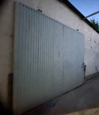 Bajada de precio .
Puerta metálica .