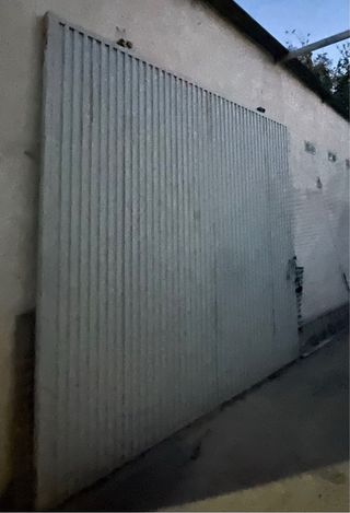 Bajada de precio .
Puerta metálica .