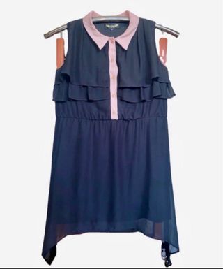 Vestido negro con cuello rosa