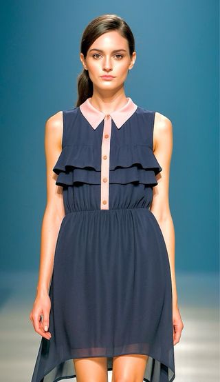 Vestido negro con cuello rosa