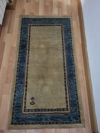 Alfombra beige y azul 